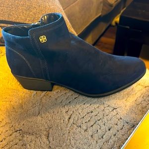 Daisy Fuentes navy blue suede boots